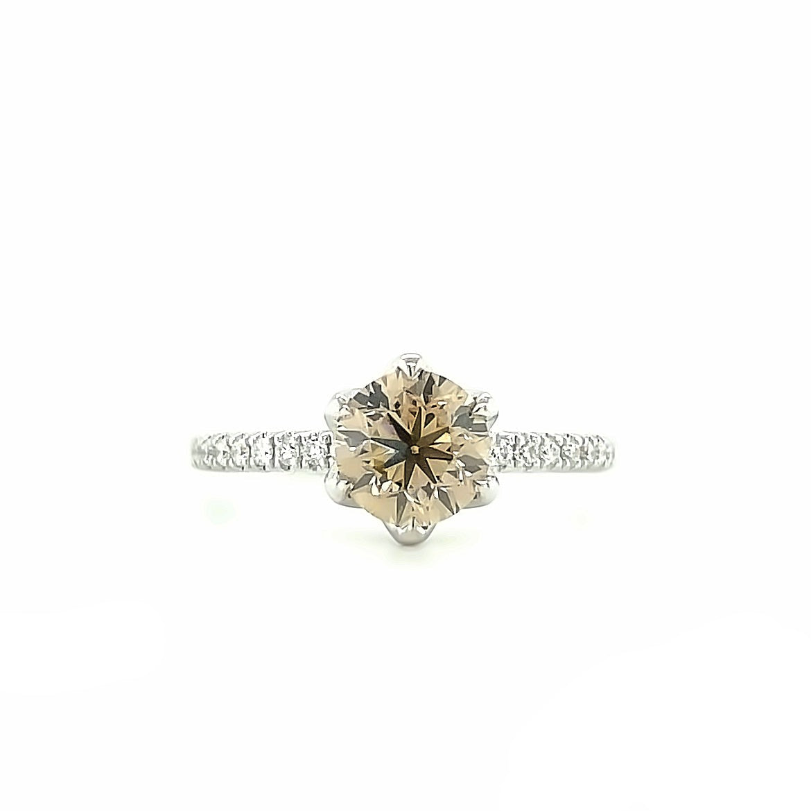 Bague solitaire en or blanc 18 kt sertie d un diamant champagne et