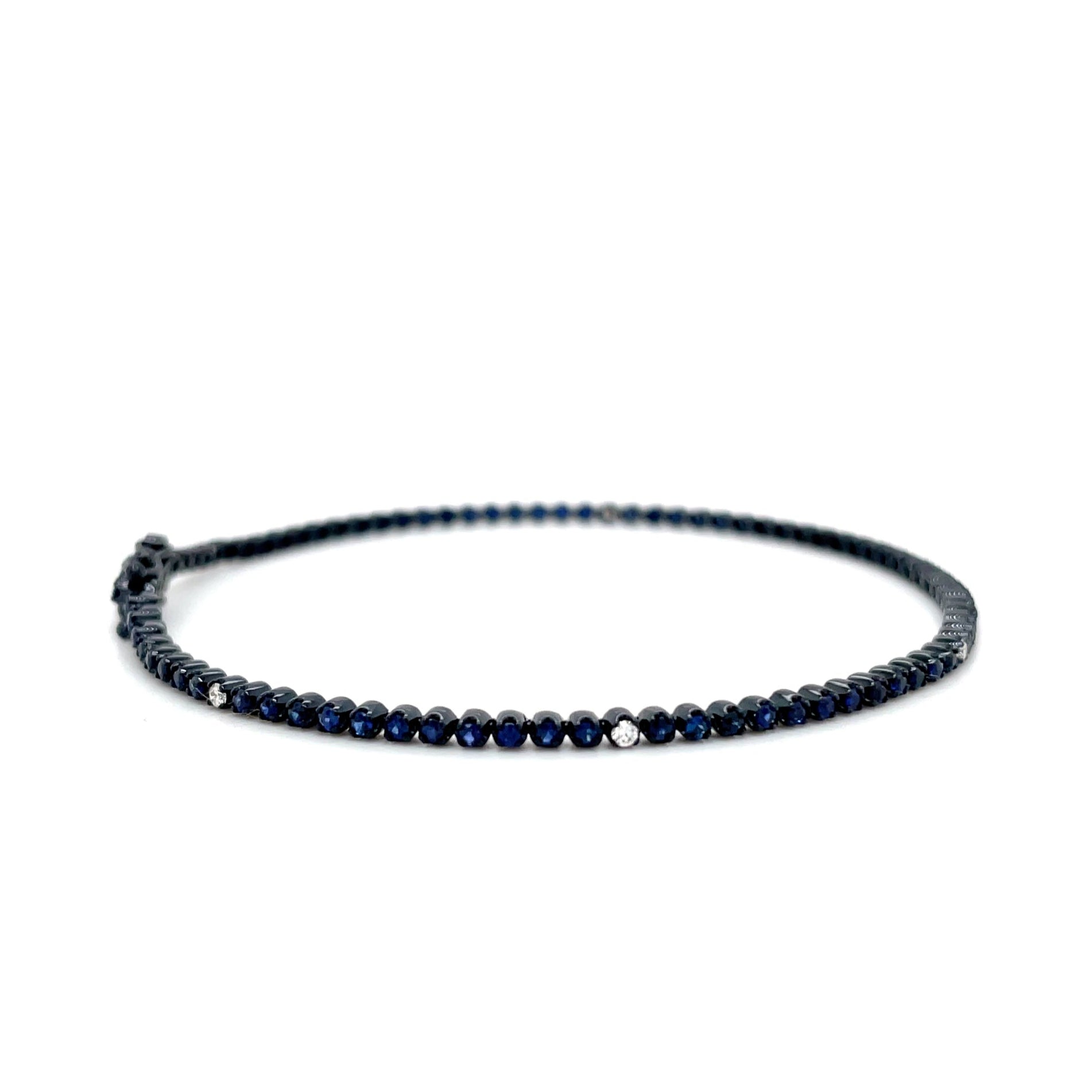 18kt witgouden zwart gerhodineerde tennis armband bezet met saffier en diamant