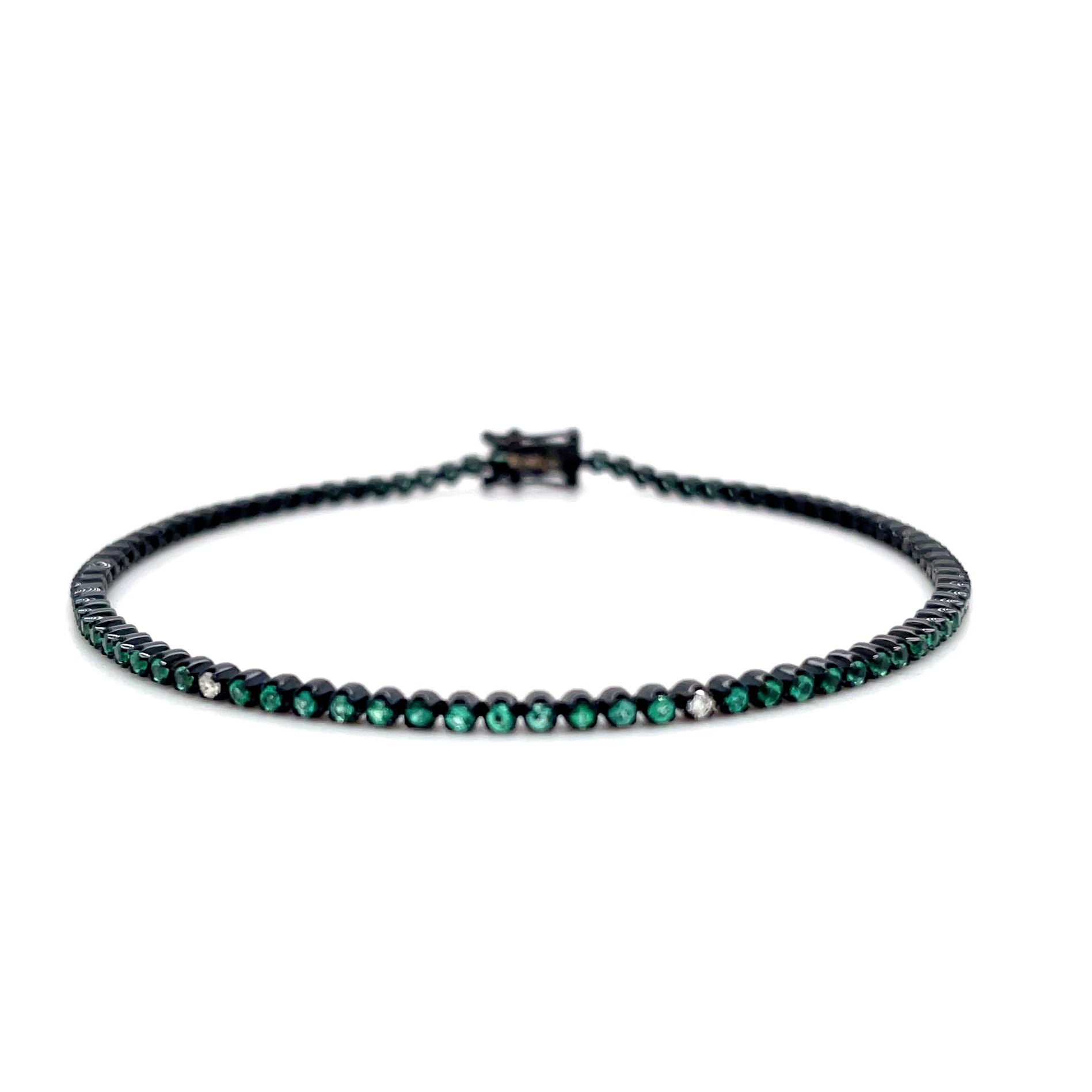18kt witgouden zwart gerhodineerde tennis armband bezet met smaragd en diamant
