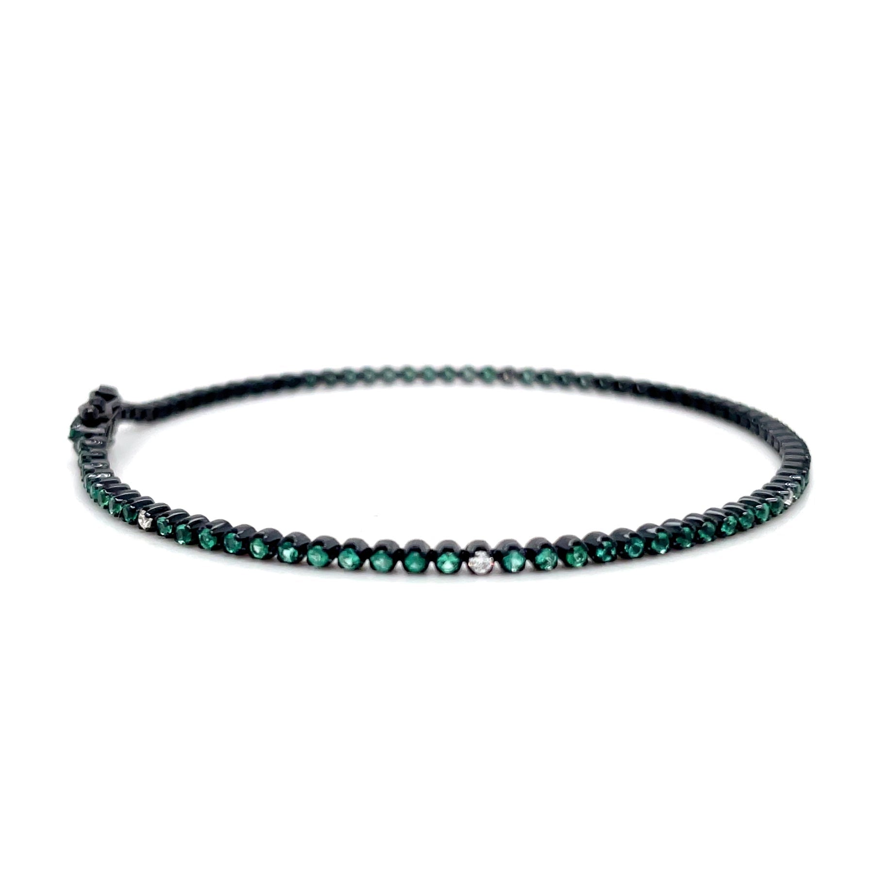 18kt witgouden zwart gerhodineerde tennis armband bezet met smaragd en diamant