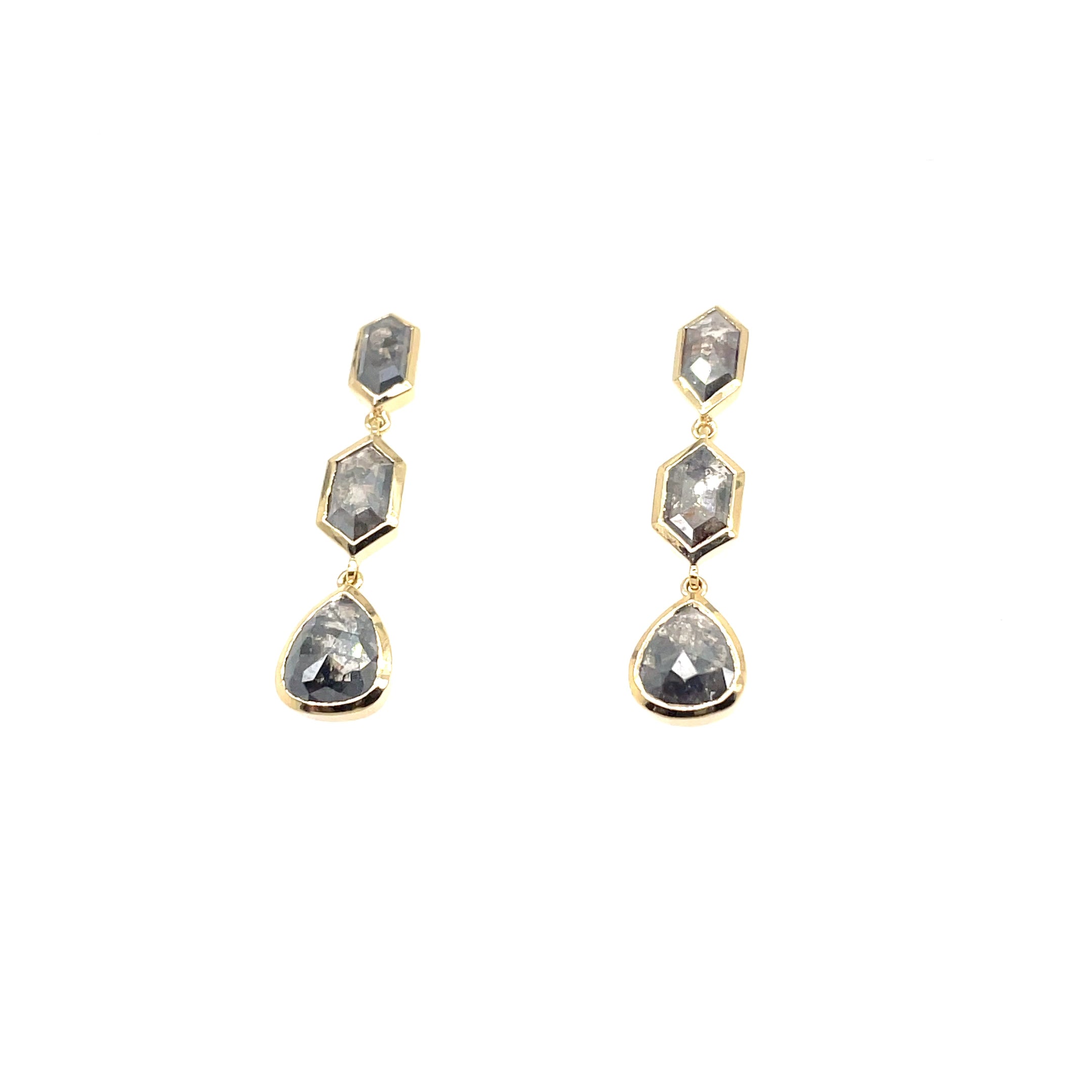 18kt geelgouden oorhangers bezet met diverse uniek roos geslepen salt & pepper diamant