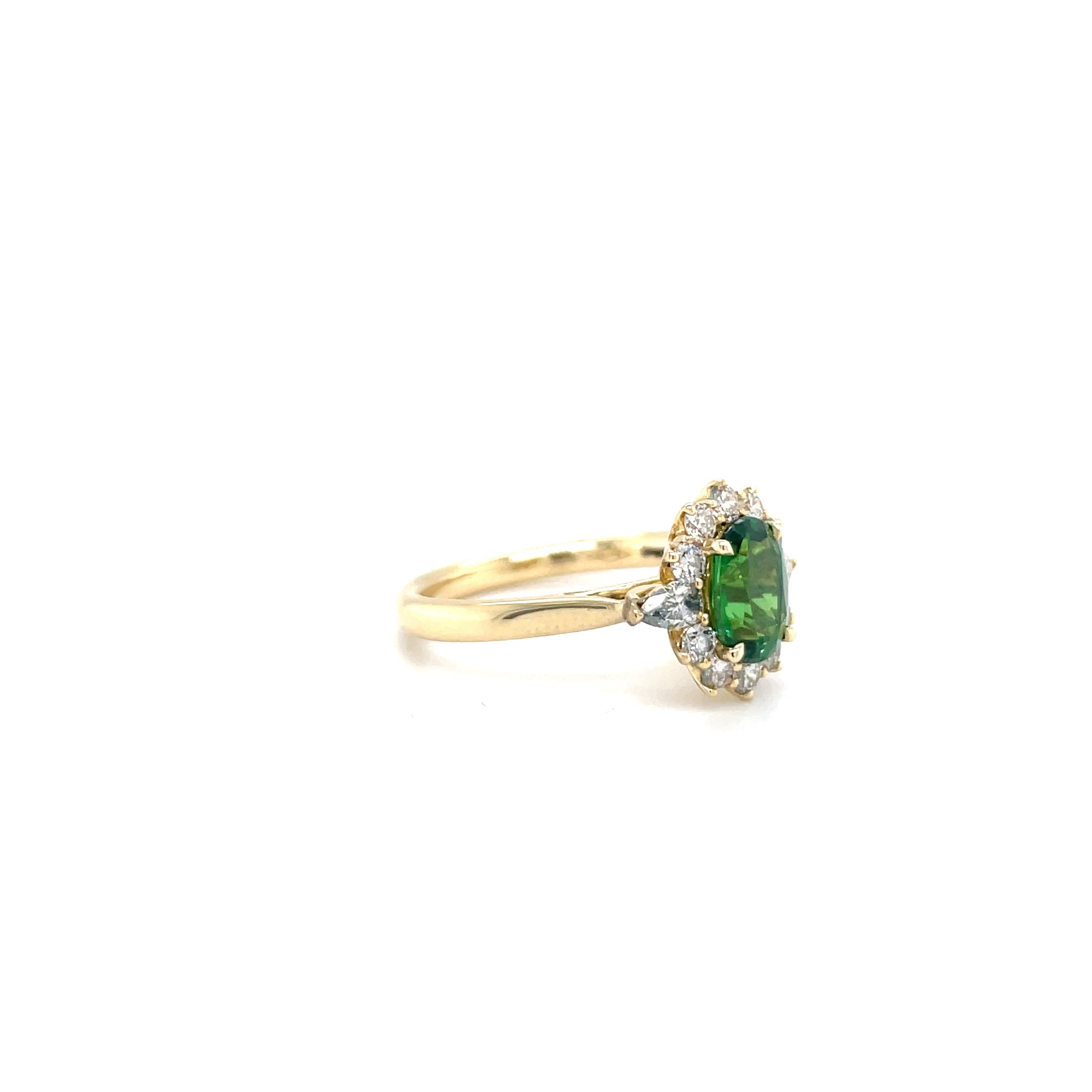 gouden ring met donkergroene edelsteen en diamanten