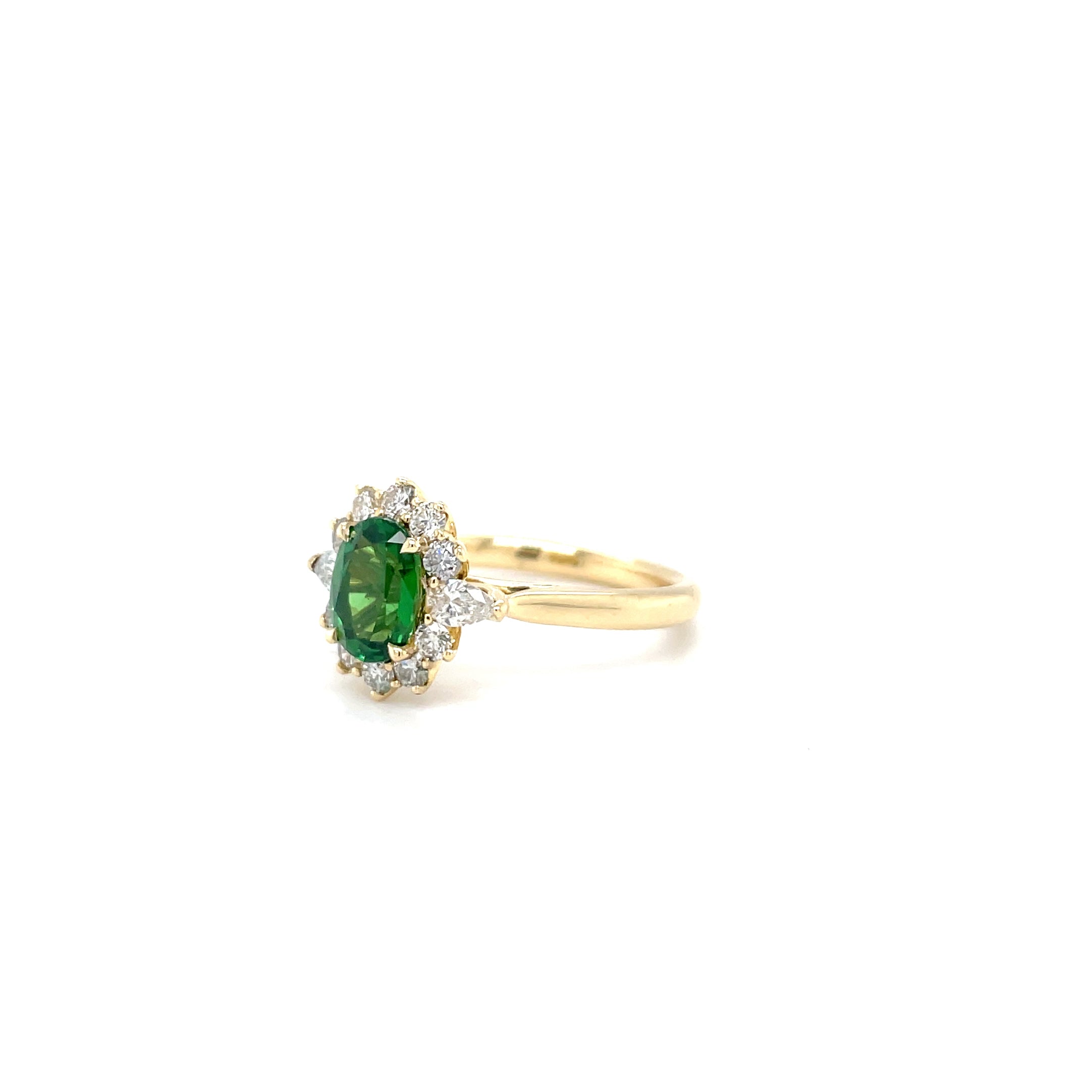 gouden ring met donkergroene edelsteen en diamanten