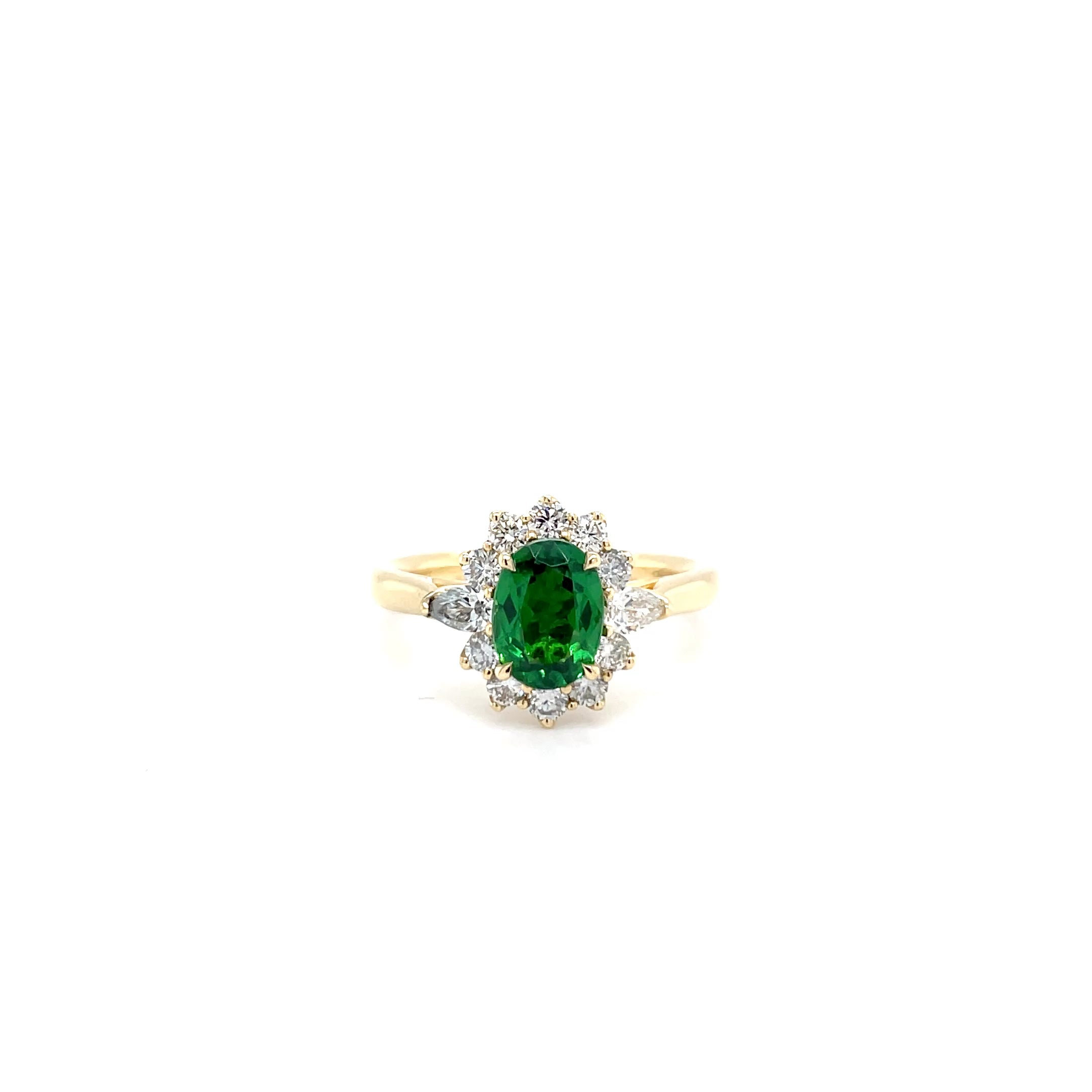 gouden ring met donkergroene edelsteen en diamanten