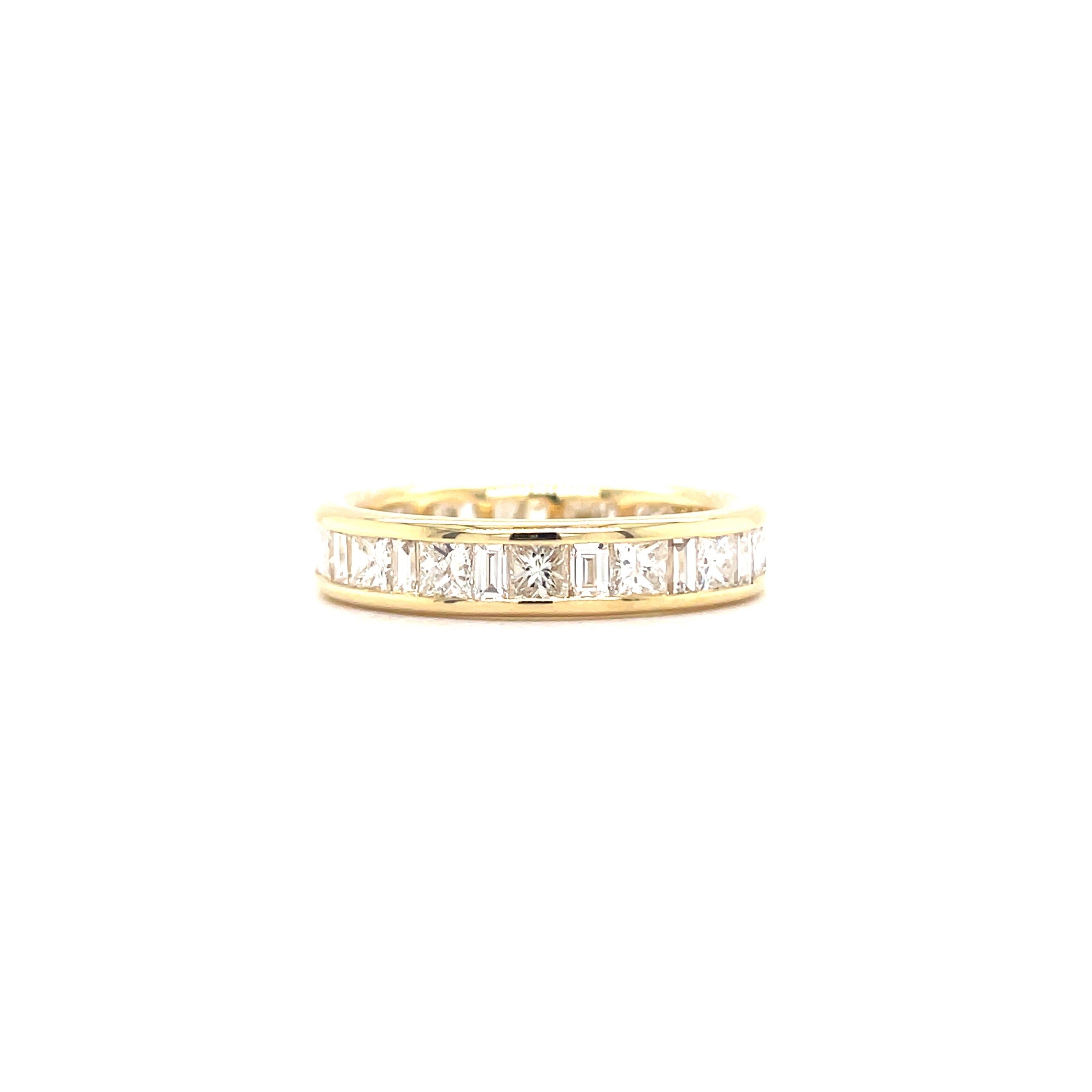 Anillo de alianza en oro amarillo de 18 quilates con diamantes talla b