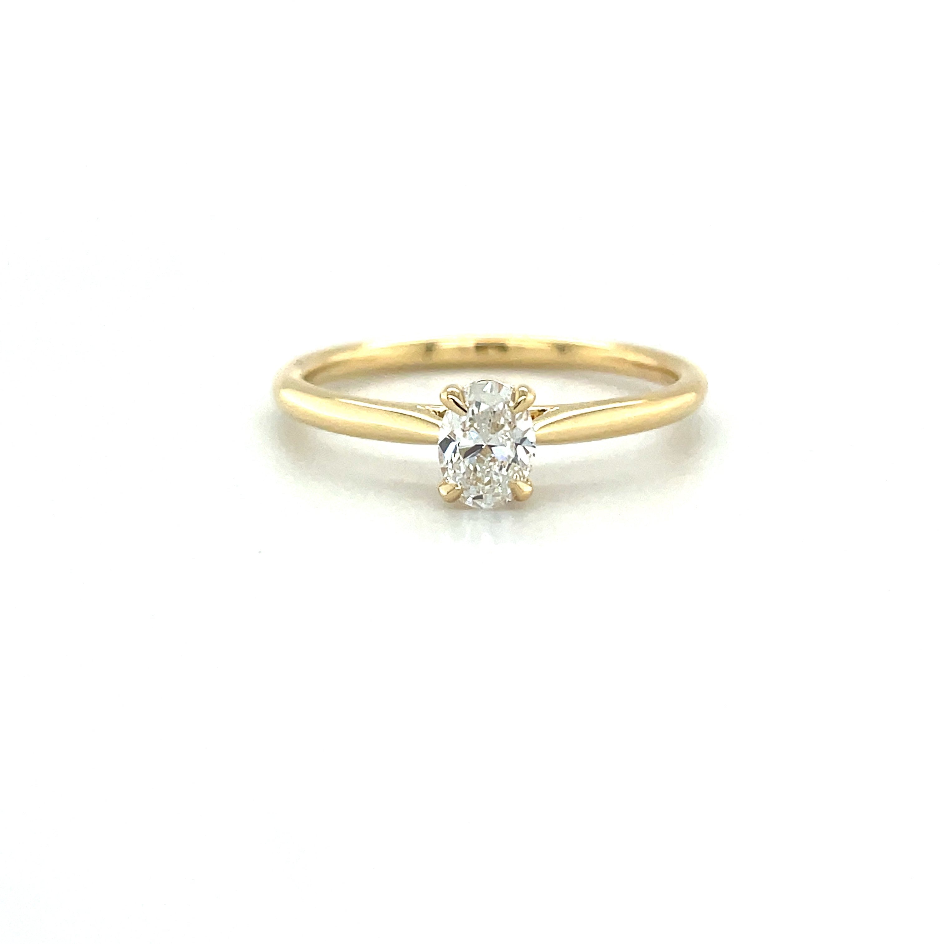 18kt solitair ring bezet met ovaal geslepen diamant