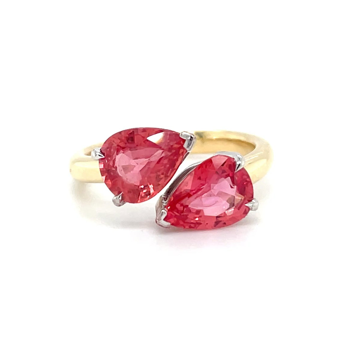 18kt geel en witgouden ring bezet met padparadscha saffier