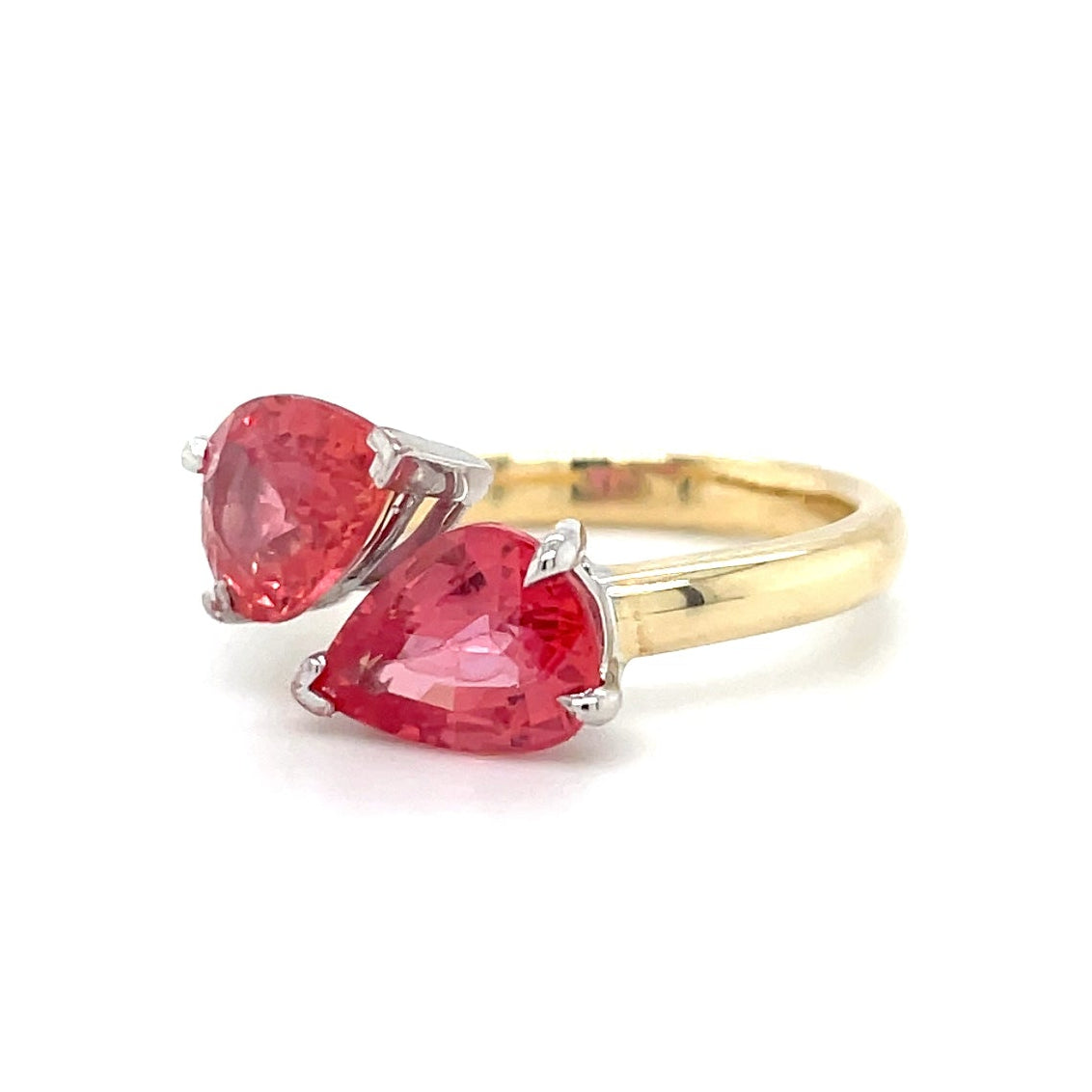 18kt geel en witgouden ring bezet met padparadscha saffier