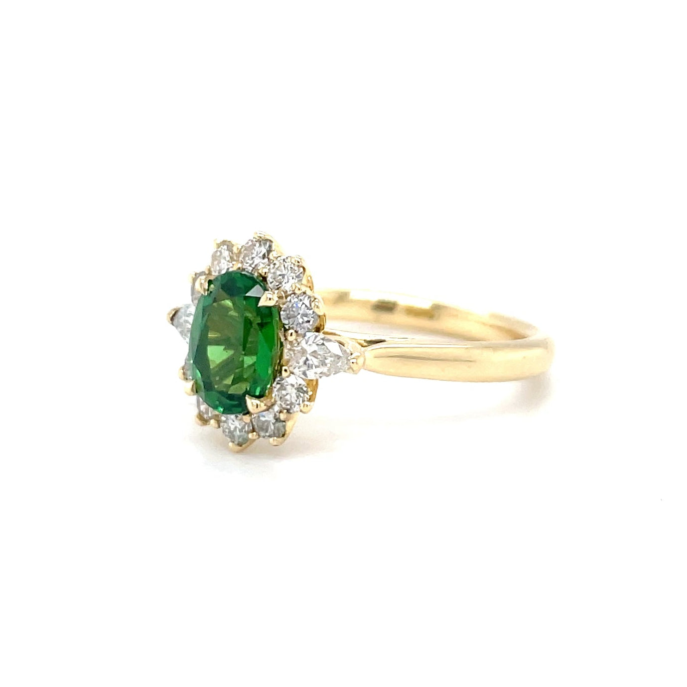 gouden ring met donkergroene edelsteen en diamanten